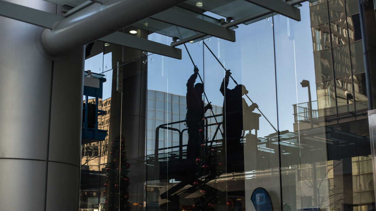 Reinigung einer Glasfassade von der Hebebühne – Fensterreinigung